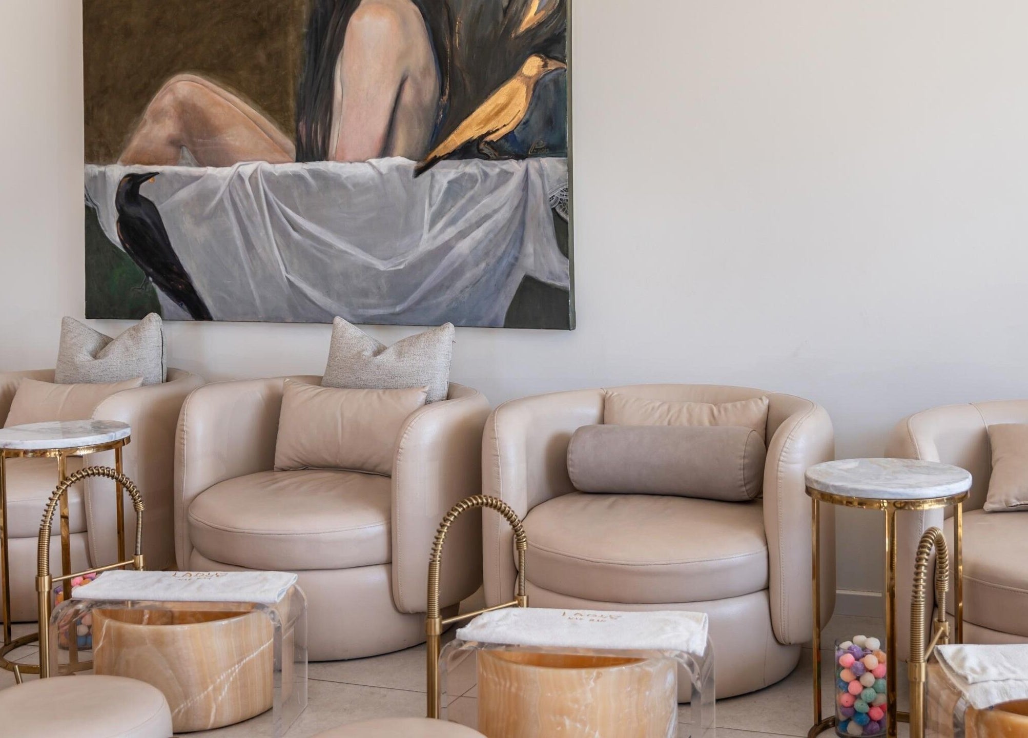 Luxurious seating area at Laque Collective Ladies Salon in Dubai, Dubai, AE with plush chairs and stylish decor.