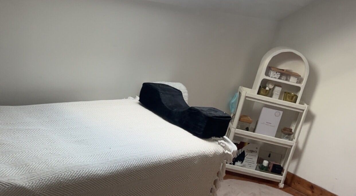 Salle de soins tranquille chez Pris Nails, Bourg-beaudouin, Normandie, FR.