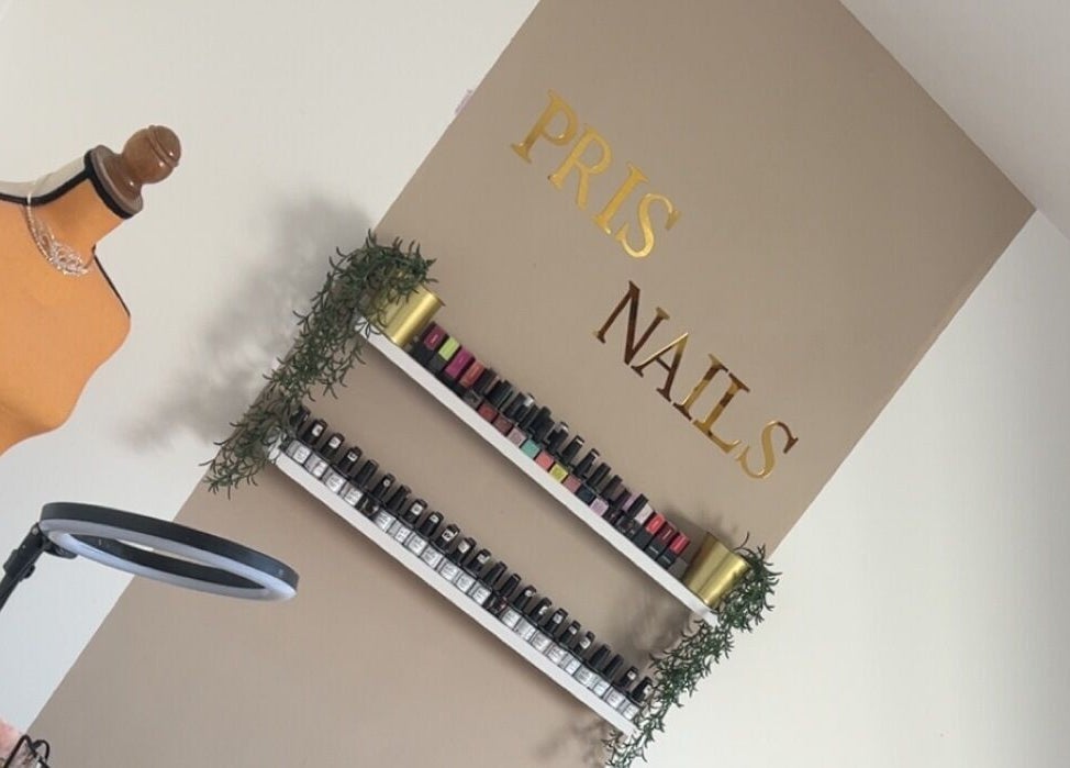 Intérieur chic de Pris Nails, Bourg-beaudouin, Normandie. Étagères de vernis et mannequin élégant.