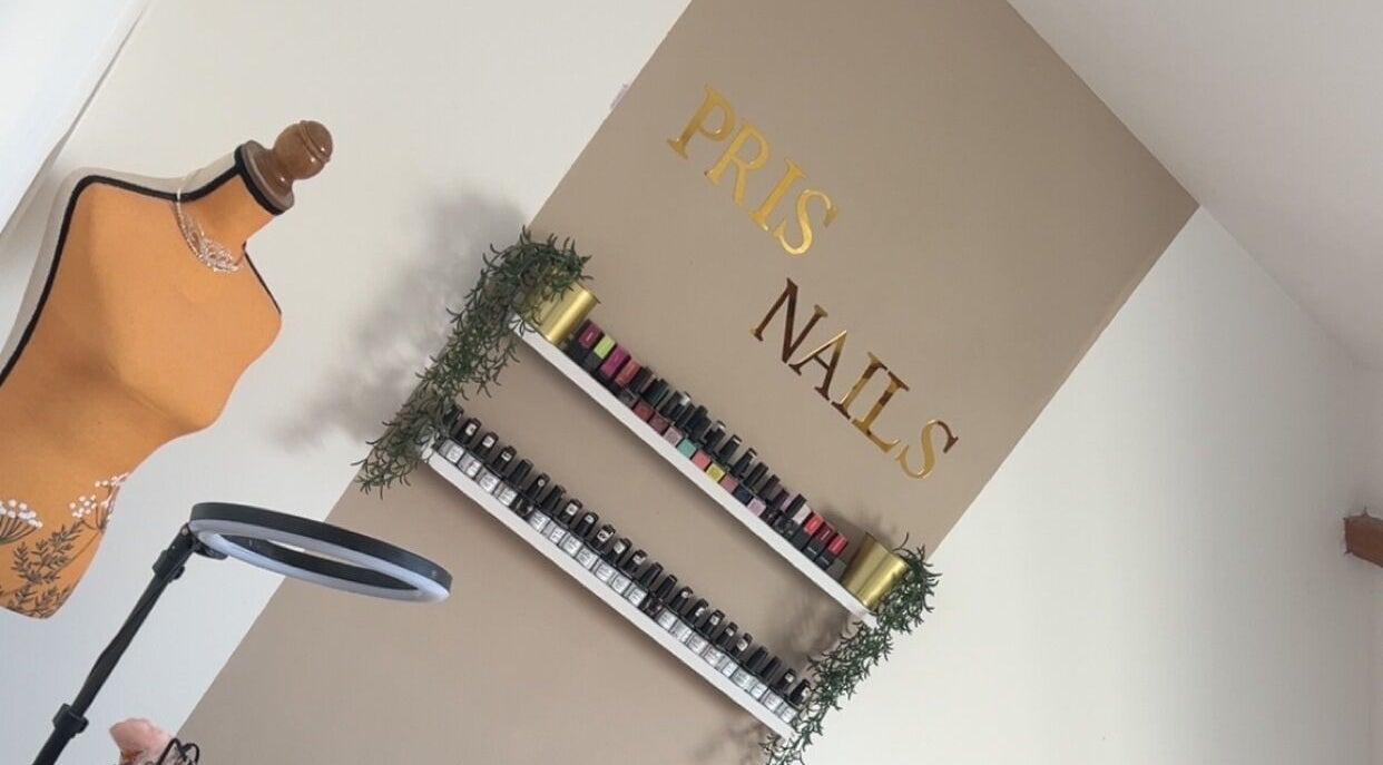 Intérieur chic de Pris Nails, Bourg-beaudouin, Normandie. Étagères de vernis et mannequin élégant.