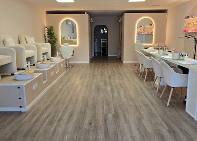 Espacio elegante en Almalibre Beauty Atelier, Majadahonda, Comunidad De Madrid, ES, mostrando estaciones de spa.