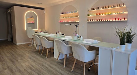 Elegante salón de uñas en Almalibre Beauty Atelier, Majadahonda, Comunidad De Madrid, ES.