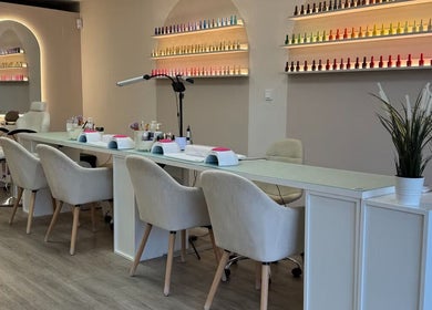 Interior moderno de Almalibre Beauty Atelier en Majadahonda, Comunidad De Madrid, ES con mesa de manicura.