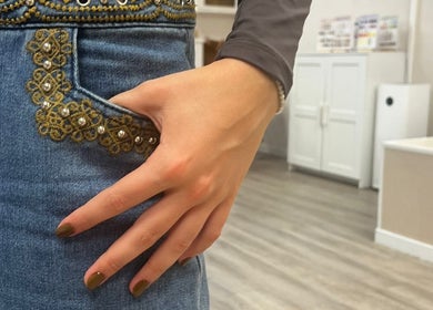 Manicura con esmalte marrón y detalles de encaje en Almalibre Beauty Atelier, Majadahonda, Comunidad De Madrid, ES.