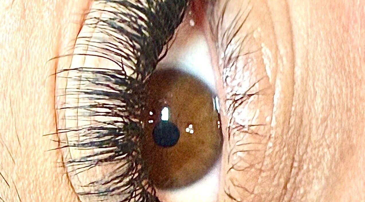 Close de um olho realçado em Rebeca Dias, Plano, Texas, US, promovendo beleza e bem-estar.