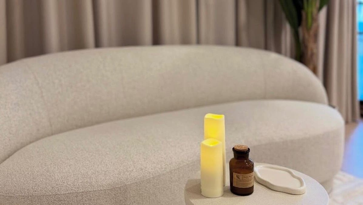 Ugodna atmosfera u NOELLI SPA, Zagreb, Grad Zagreb, HR s modernim sofama i aromatičnim svijećama.