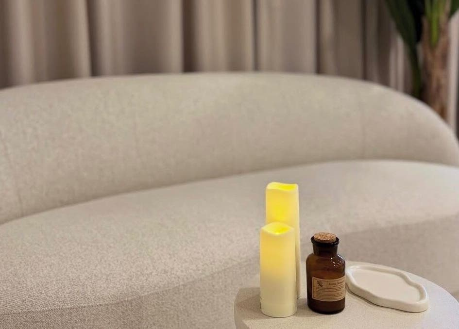 Ugodna atmosfera u NOELLI SPA, Zagreb, Grad Zagreb, HR s modernim sofama i aromatičnim svijećama.