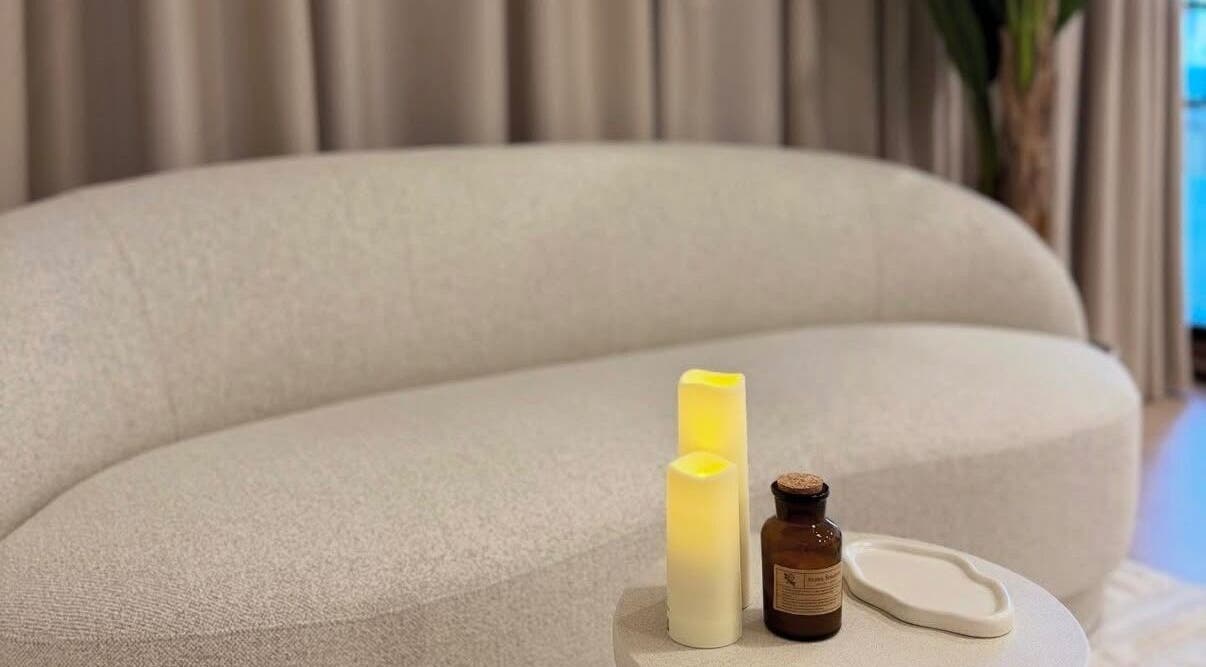 Ugodna atmosfera u NOELLI SPA, Zagreb, Grad Zagreb, HR s modernim sofama i aromatičnim svijećama.