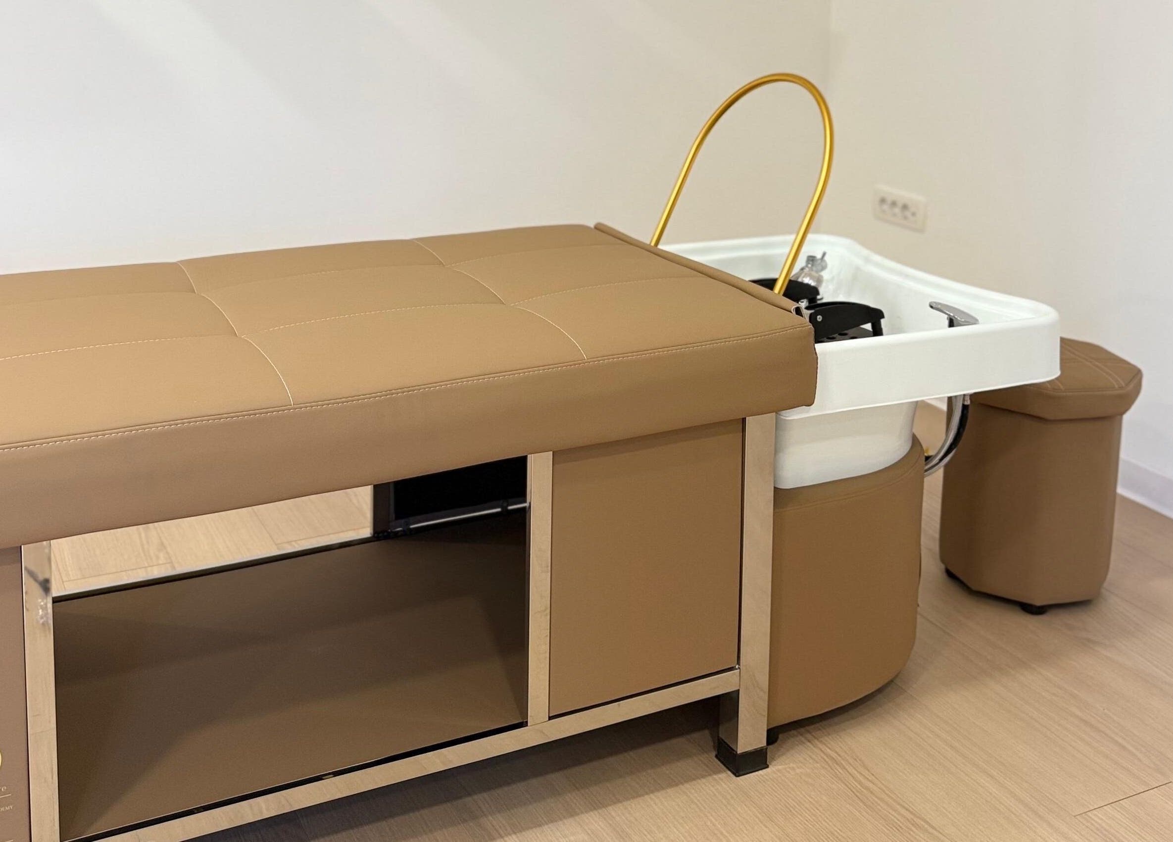 Prostrani masažni stol s elegantnim dizajnom u NOELLI SPA, Zagreb, Grad Zagreb, HR.