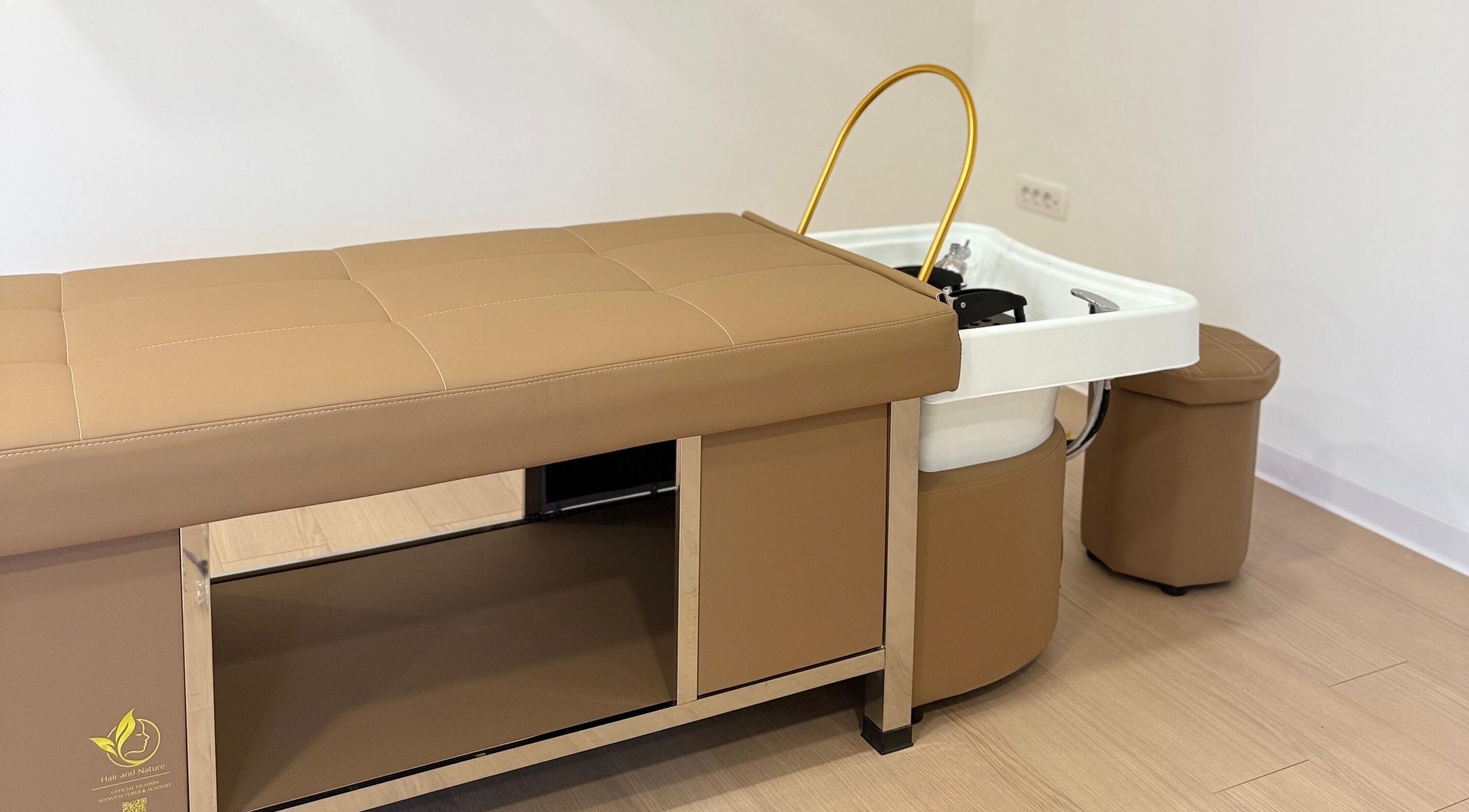 Prostrani masažni stol s elegantnim dizajnom u NOELLI SPA, Zagreb, Grad Zagreb, HR.