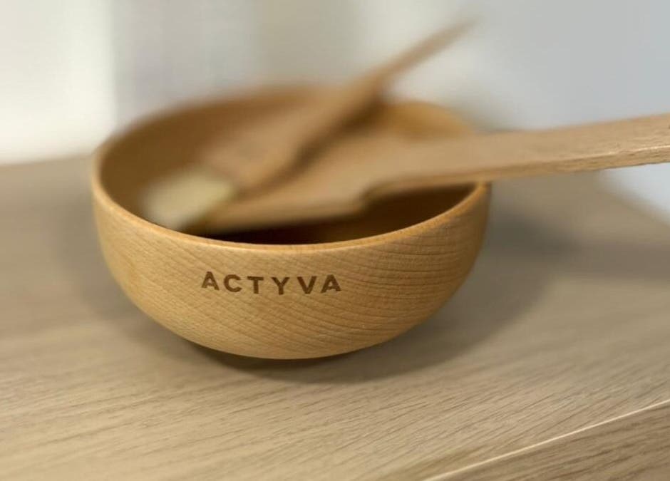 Drvena posuda Actyva u NOELLI SPA, Zagreb, Grad Zagreb, HR, naglašava prirodnu eleganciju.