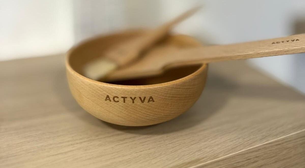 Drvena posuda Actyva u NOELLI SPA, Zagreb, Grad Zagreb, HR, naglašava prirodnu eleganciju.