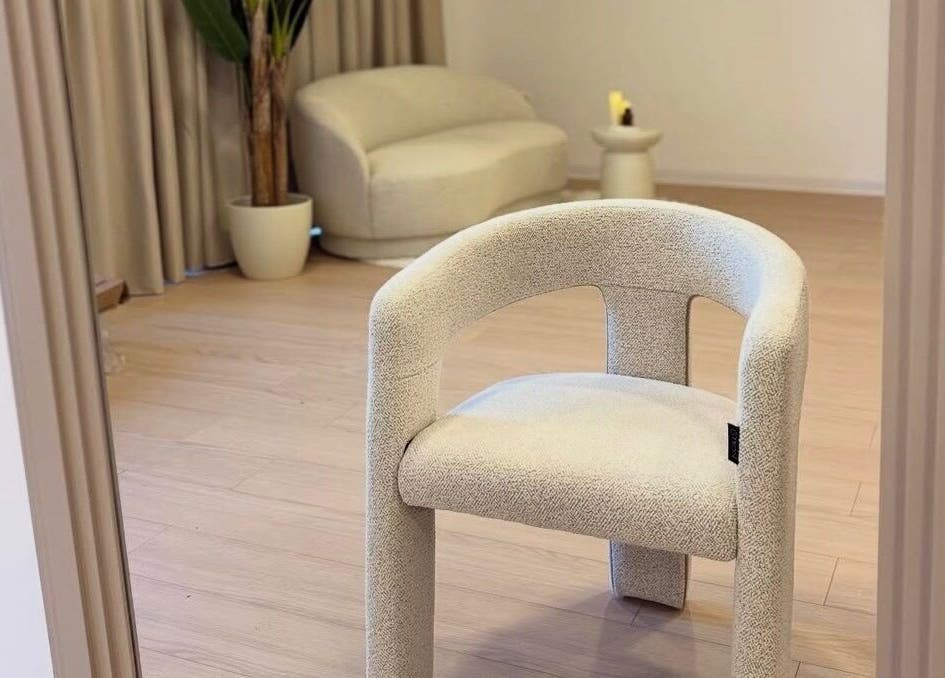 Moderni interijer s elegantnim stolicama u NOELLI SPA, Zagreb, Grad Zagreb, HR.