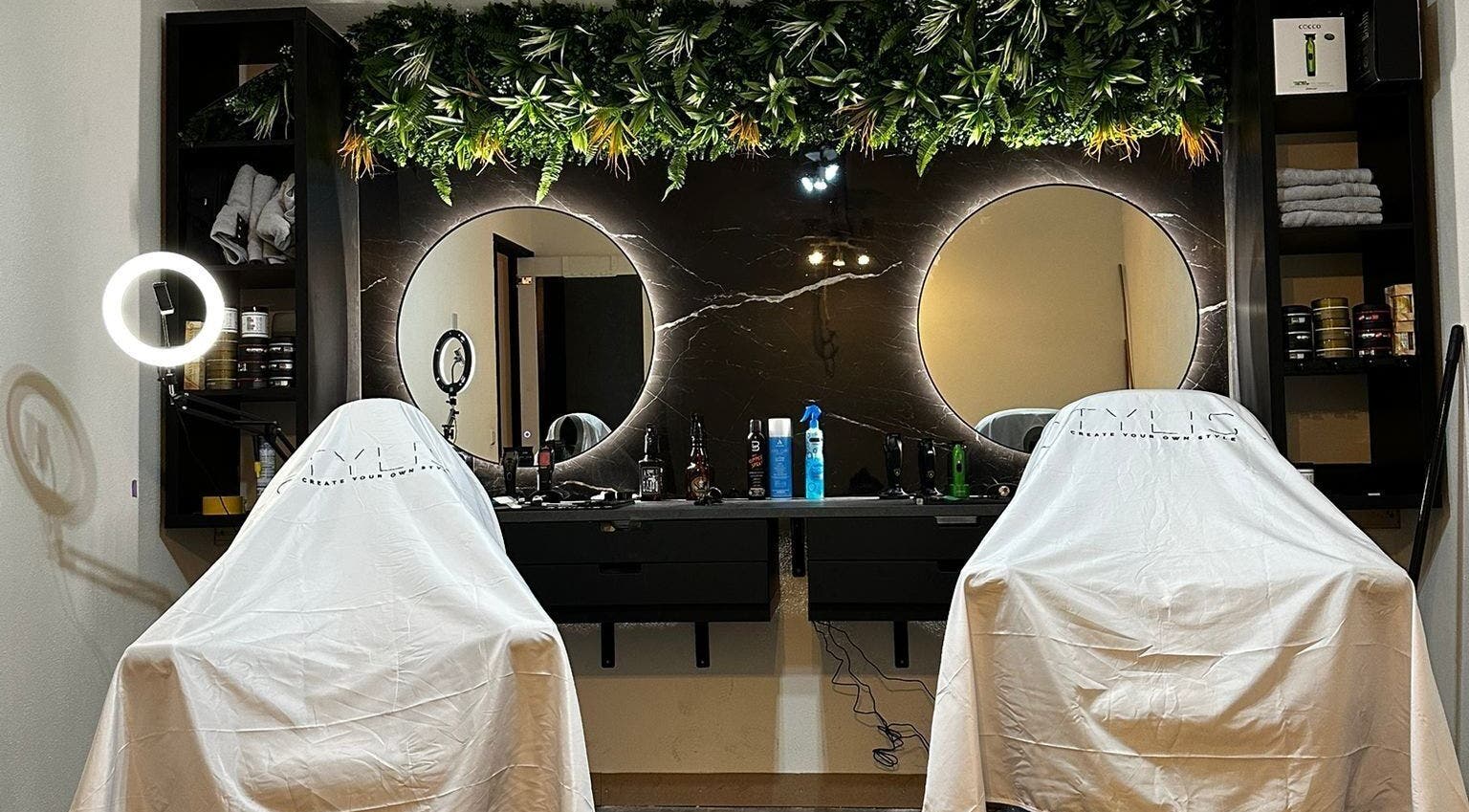ELEMNT's HairStudio in Nootdorp, Zuid-holland, NL, met sfeervolle spiegels en groen plafond.