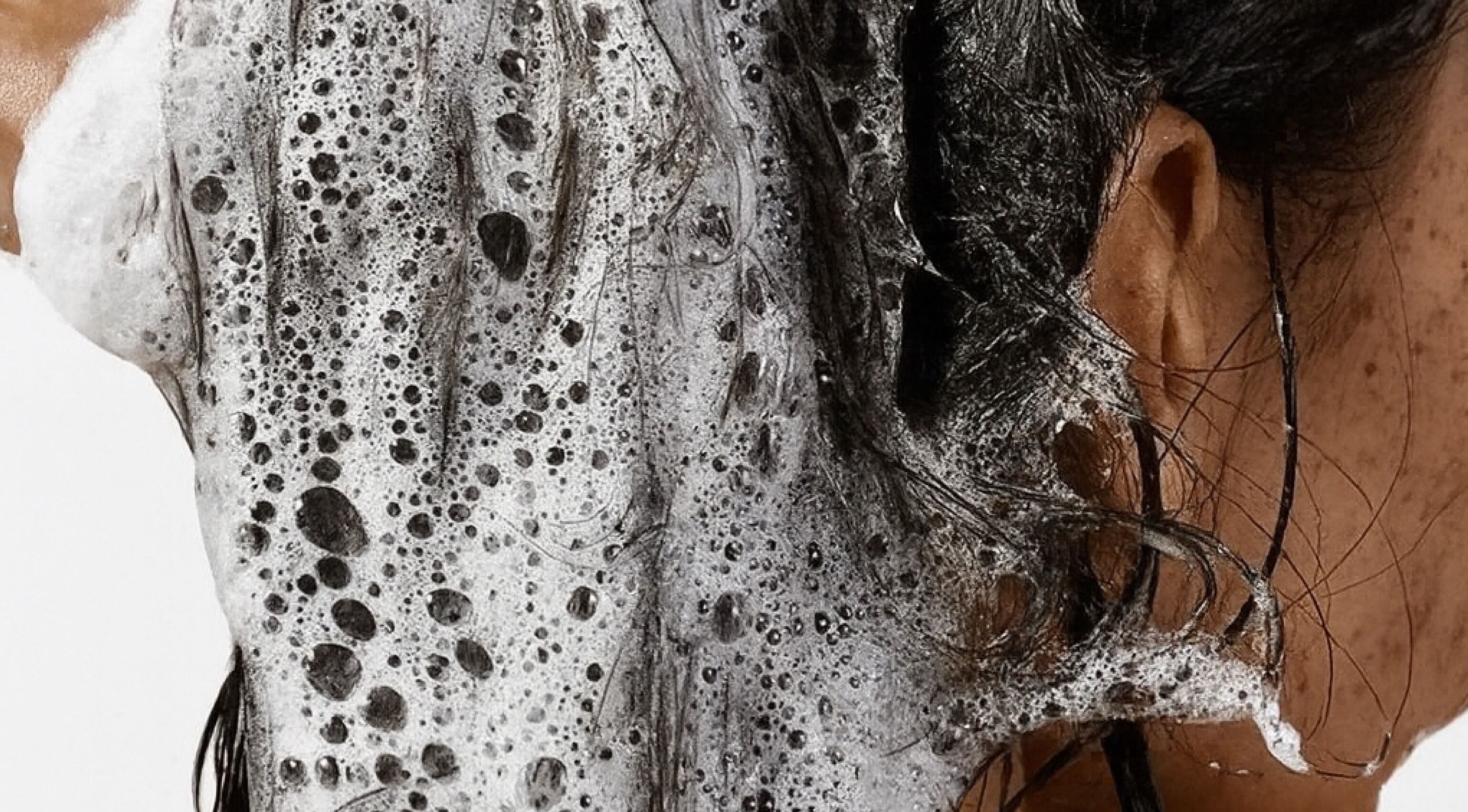 غسيل شعر مع رغوة في صالون توسكا بيوتي بجدة، منطقة مكة المكرمة، السعودية.