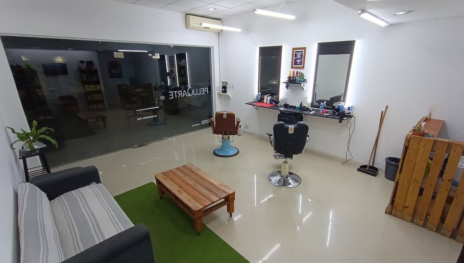 Interior moderno de PELUQARTE MONTE en San Miguel Del Monte, Provincia De Buenos Aires, AR, con sillas de peluquería.