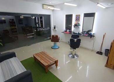 Interior moderno de PELUQARTE MONTE en San Miguel Del Monte, Provincia De Buenos Aires, AR, con sillas de peluquería.