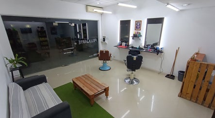 Interior moderno de PELUQARTE MONTE en San Miguel Del Monte, Provincia De Buenos Aires, AR, con sillas de peluquería.
