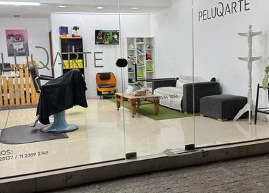 Interior moderno de PELUQARTE MONTE, San Miguel Del Monte, Provincia De Buenos Aires, AR con mobiliario elegante.