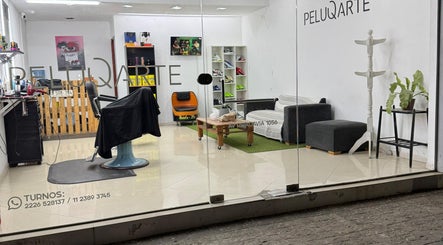 Interior moderno de PELUQARTE MONTE, San Miguel Del Monte, Provincia De Buenos Aires, AR con mobiliario elegante.