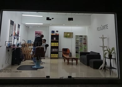 Interior de PELUQARTE MONTE en San Miguel Del Monte, Buenos Aires, mostrando sillas de peluquería y decoración moderna.