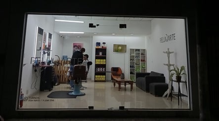 Interior de PELUQARTE MONTE en San Miguel Del Monte, Buenos Aires, mostrando sillas de peluquería y decoración moderna.