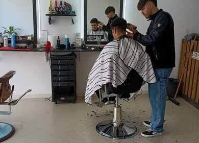 Cliente recibe corte profesional en PELUQARTE MONTE, San Miguel Del Monte, Provincia De Buenos Aires, AR.