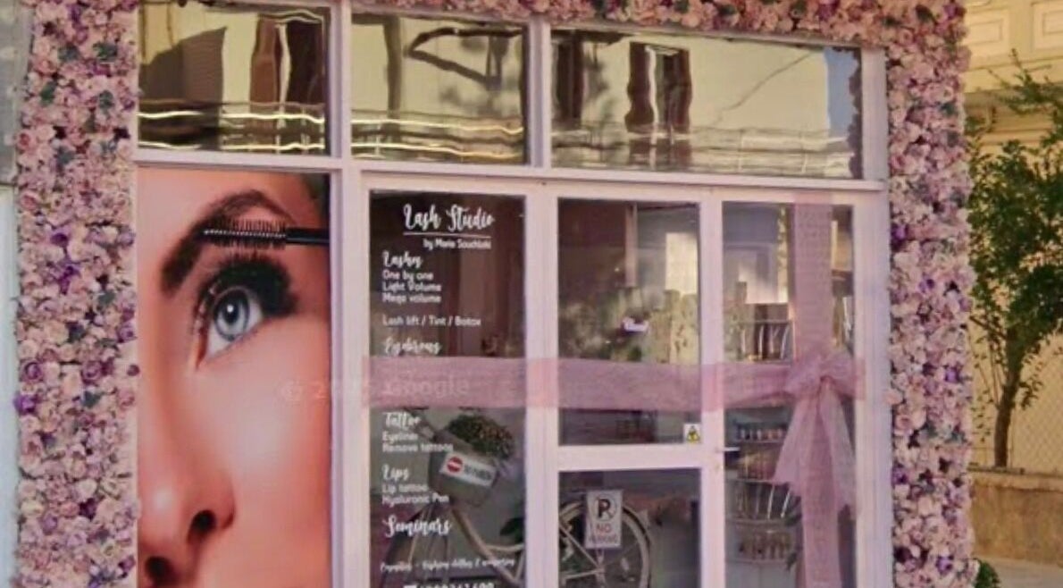 Εξωτερική όψη του Lash Studio Chania by Maria Souchlaki στην Κουμπες, Χανίων, GR, με λουλουδένια διακόσμηση.