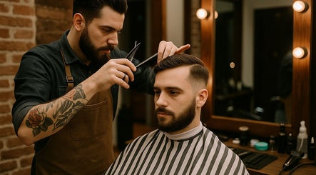 Barbero detallista en Barberia, Neuquén, Neuquén, AR, realizando un corte moderno y elegante.
