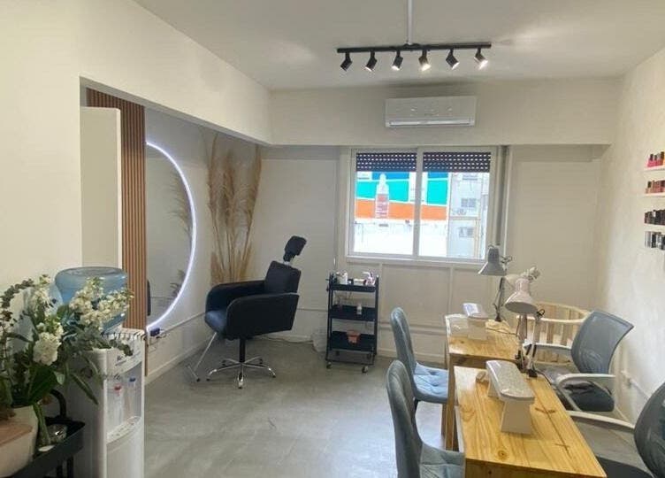 Salón de belleza en Estilob, Buenos Aires, con sillas modernas y productos de cuidado personal.