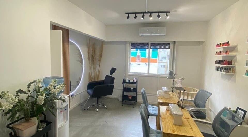 Salón de belleza en Estilob, Buenos Aires, con sillas modernas y productos de cuidado personal.