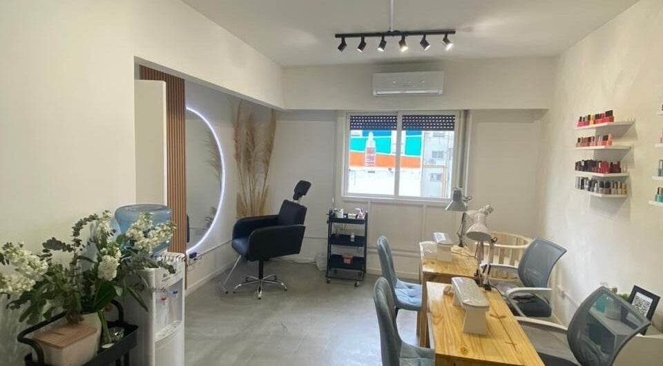 Salón de belleza en Estilob, Buenos Aires, con sillas modernas y productos de cuidado personal.