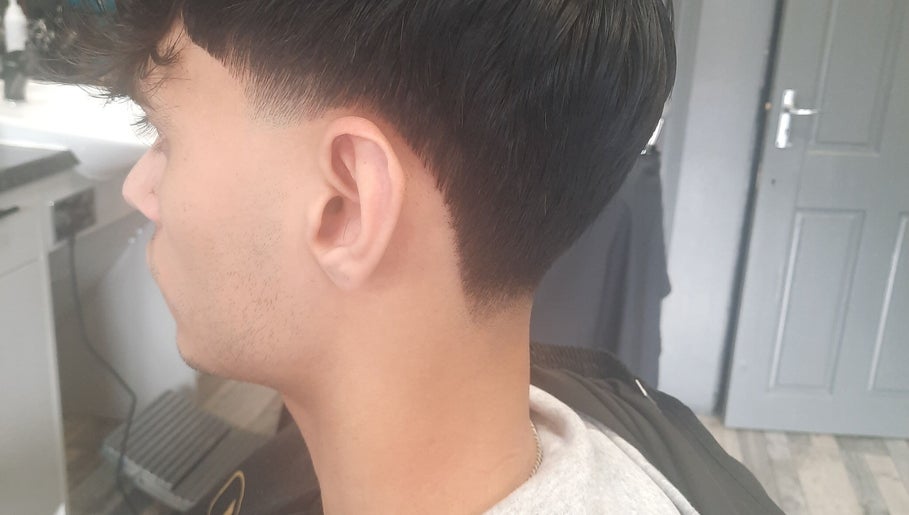 Clean taper haircut at RA FADE BARBERS, London, England, GB, showcasing skilled barbering techniques.