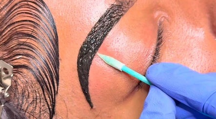 Sourcils teints au Browzatelier, Abidjan. Soins spécialisés et détaillés en District Autonome D'abidjan, CI.