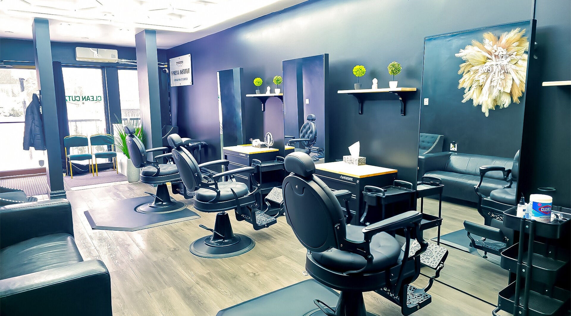 Modern salon interior at Foréva Institut in Longueuil, Québec, CA featuring sleek black chairs and minimalist decor.