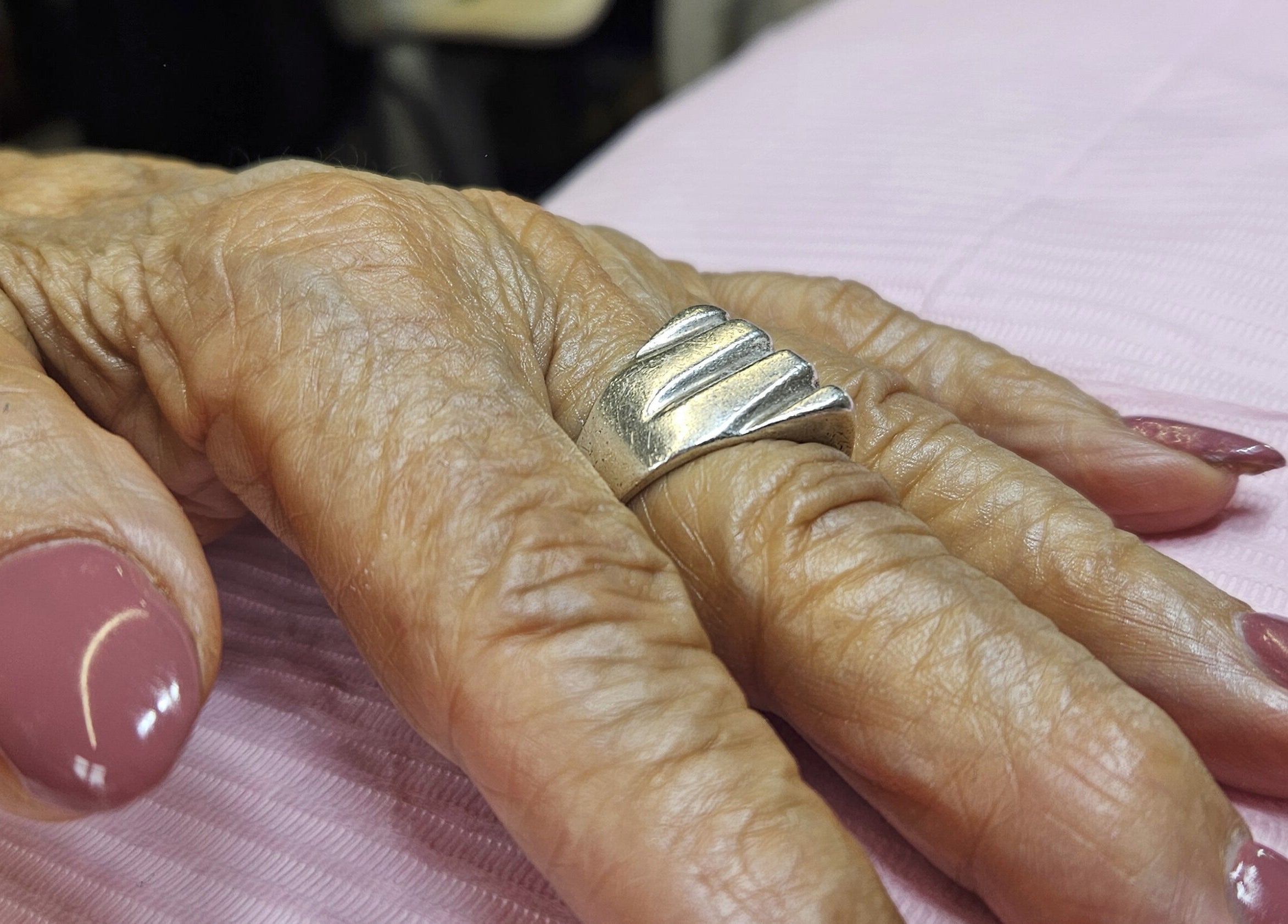 Main ornée d'une bague et vernis rose chez Sublime Your Nails 92, Châtenay-malabry, Île-de-france, FR.