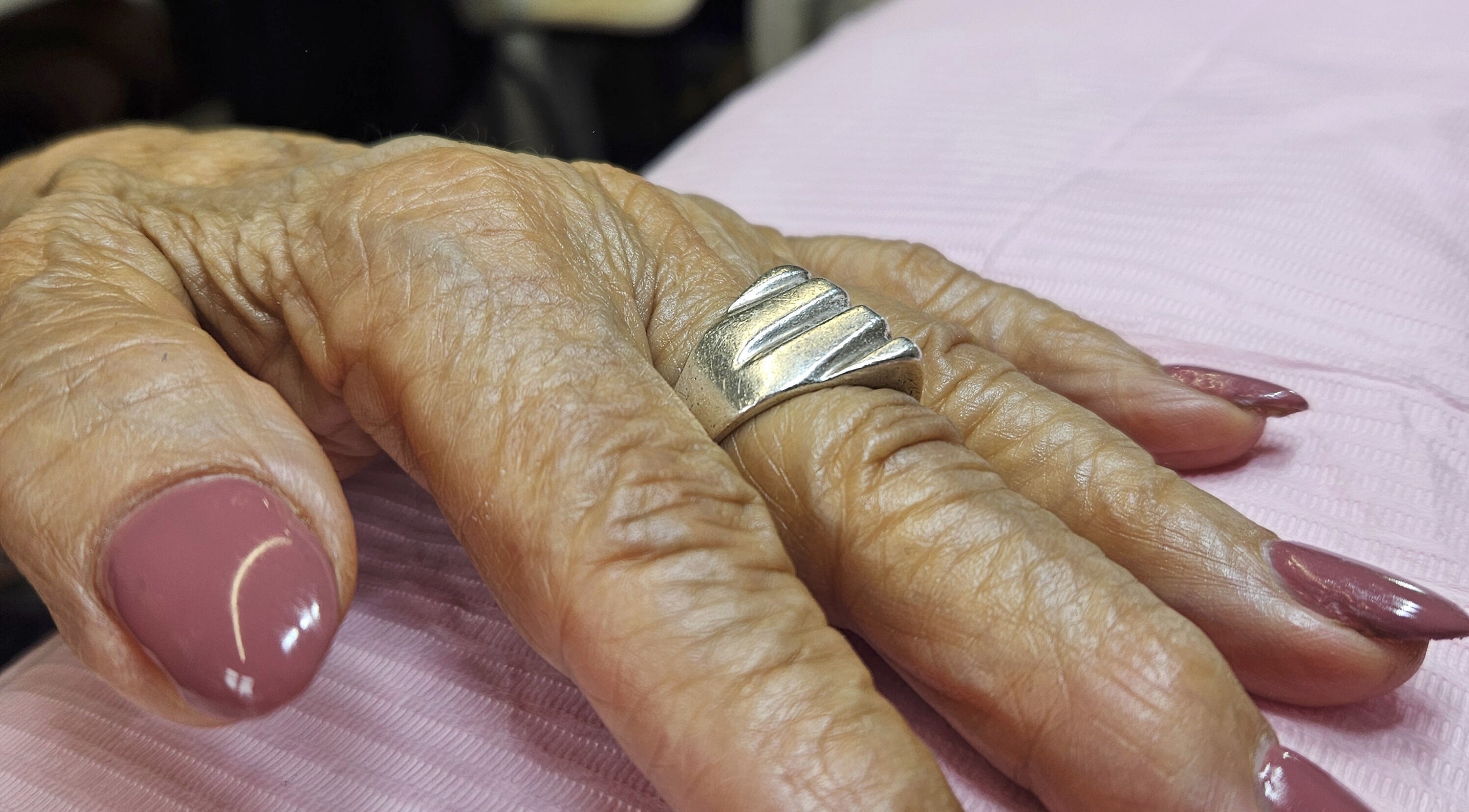 Main ornée d'une bague et vernis rose chez Sublime Your Nails 92, Châtenay-malabry, Île-de-france, FR.