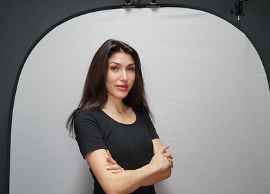 Kyndig skønhedsekspert hos SCOOP LASH CPH, København, Denmark, DK smilende foran et moderne baggrund.