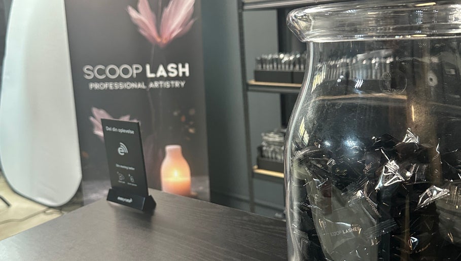 Indvendig udsigt over SCOOP LASH CPH med branding og produkter i København, Denmark, DK.