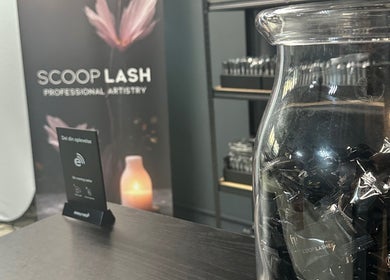 Indvendig udsigt over SCOOP LASH CPH med branding og produkter i København, Denmark, DK.