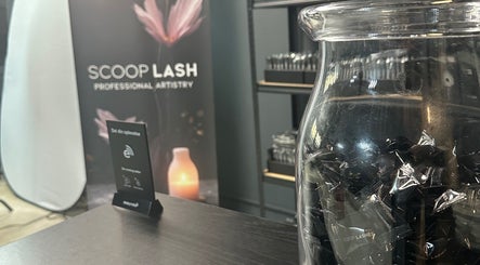 Indvendig udsigt over SCOOP LASH CPH med branding og produkter i København, Denmark, DK.