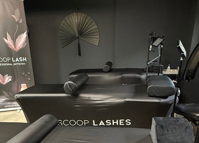 Elegant behandlingsområde hos SCOOP LASH CPH i København, Denmark, DK, med luksuriøse sorte brikse.
