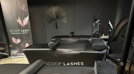Elegant behandlingsområde hos SCOOP LASH CPH i København, Denmark, DK, med luksuriøse sorte brikse.