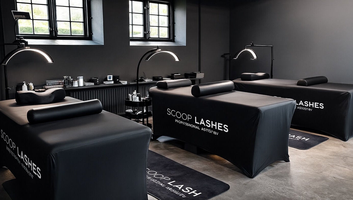 Stilfuldt interiør i Scoop Lash Cph, København, Denmark, DK med komfortable behandlinger.