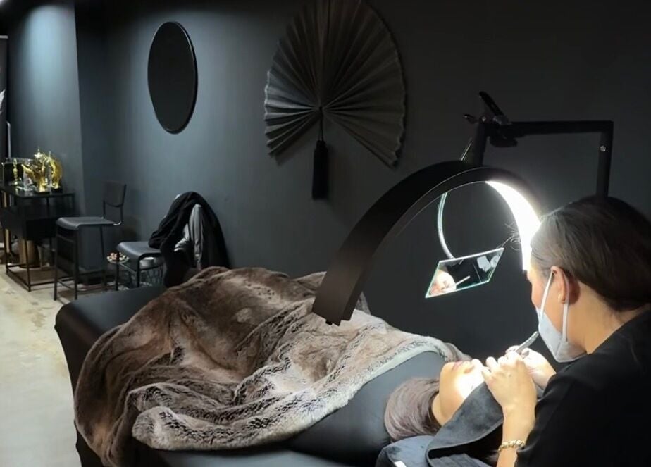 Scoop Lash Cph i København, Denmark, DK tilbyder luksuriøse øjenvippebehandlinger i en afslappende atmosfære.