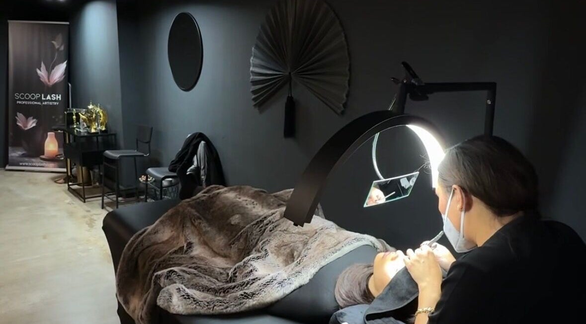 Scoop Lash Cph i København, Denmark, DK tilbyder luksuriøse øjenvippebehandlinger i en afslappende atmosfære.