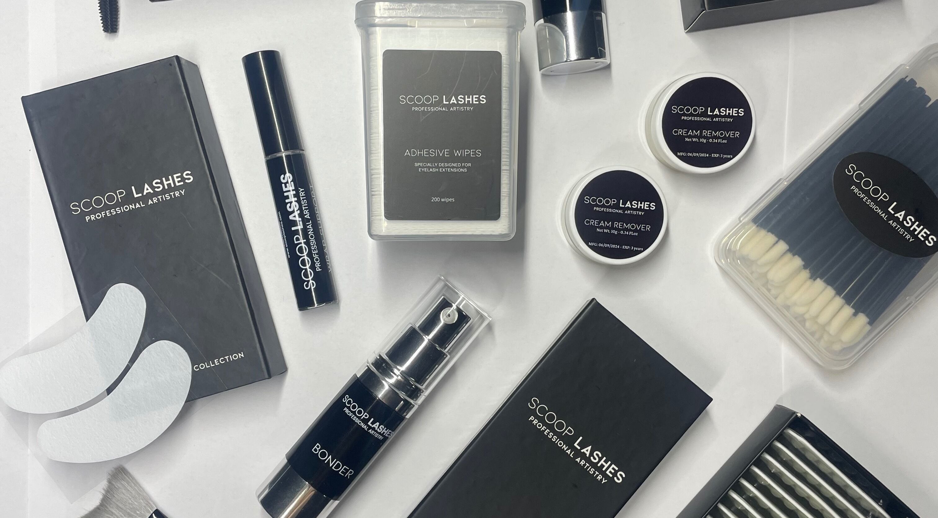 Scoop Lash Cph-produkter i København, Denmark, DK, der fremhæver luksuriøse vipper og tilbehør.