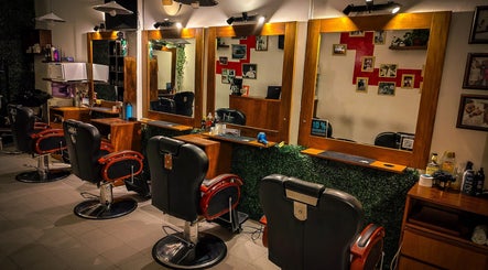 Interior de Pelizzari Barbershop - Parque Patricios, en Buenos Aires, con sillas y espejos iluminados.