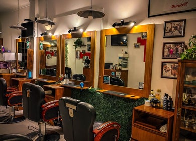 Interior de Pelizzari Barbershop - Parque Patricios en Buenos Aires, AR. Estilo moderno y acogedor.
