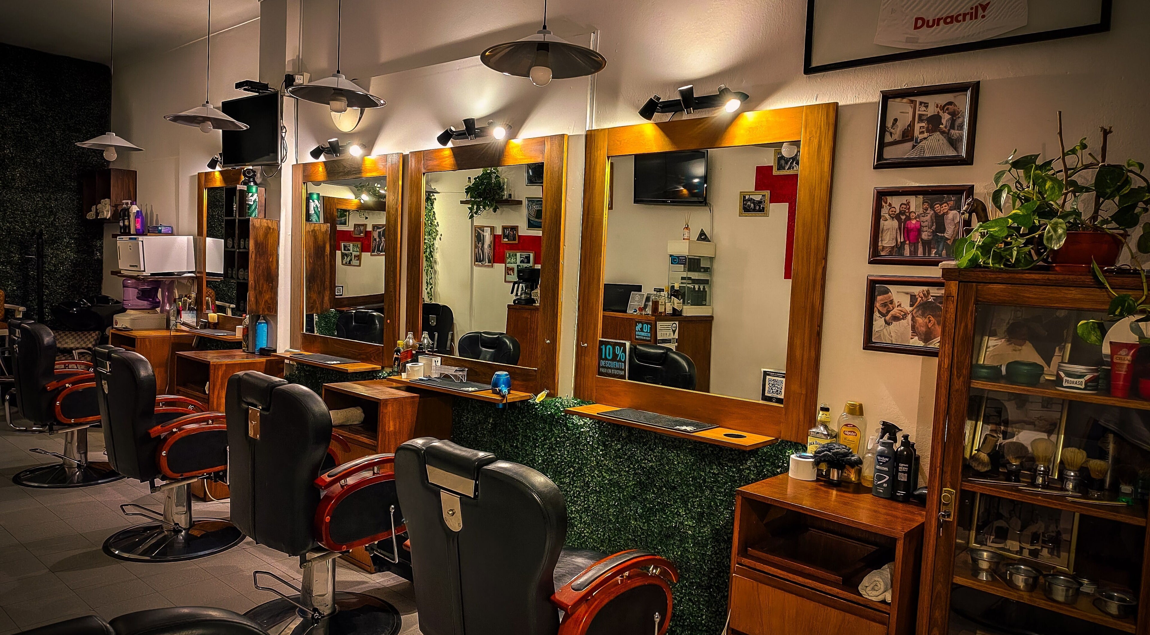 Interior de Pelizzari Barbershop - Parque Patricios en Buenos Aires, AR. Estilo moderno y acogedor.